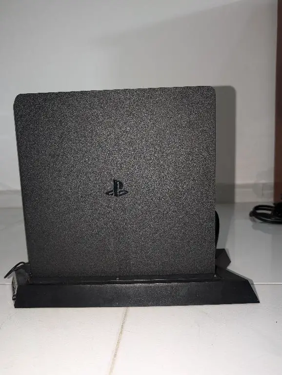 PlayStation 4 Slim 1TB  God of War  2 Controles  Soporte Vertical con  Foto 7241112-4.jpg