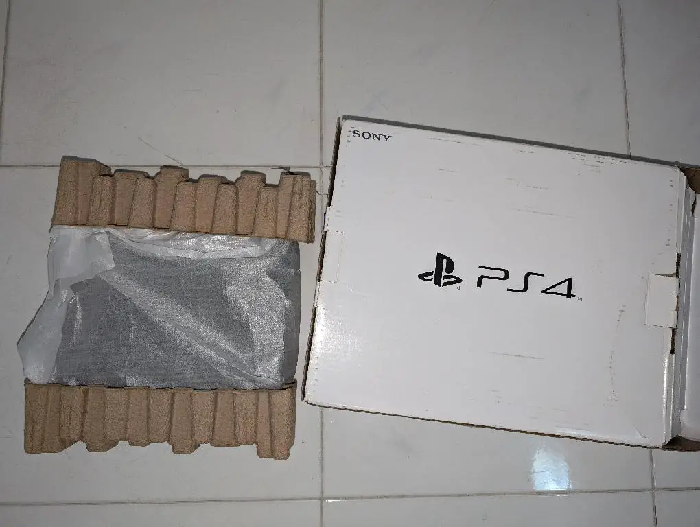 PlayStation 4 Slim 1TB  God of War  2 Controles  Soporte Vertical con  Foto 7241112-5.jpg
