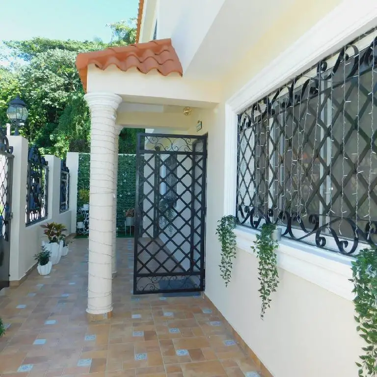 Hermosa Y Segura Casa De Dos Niveles En Altos De Arroyo Hondo III. Foto 7241942-1.jpg