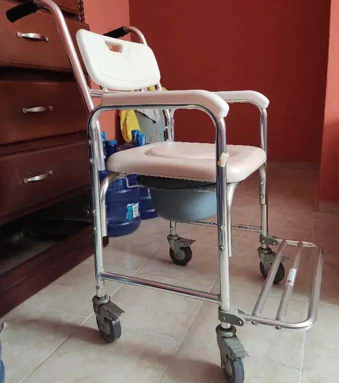 Silla inodoro para persona dependiente  Foto 7242100-1.jpg
