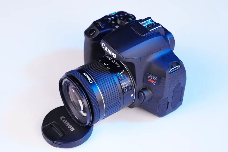 Camara Canon T8i con lente 18-55mm Foto 7242564-2.jpg