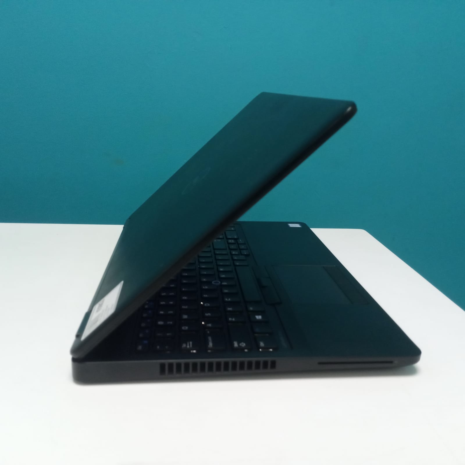 Laptop Dell Latitude E5570 / 6th Gen Intel Core i5 / 8GB DDR4 / 128GB  Foto 7244107-4.jpg