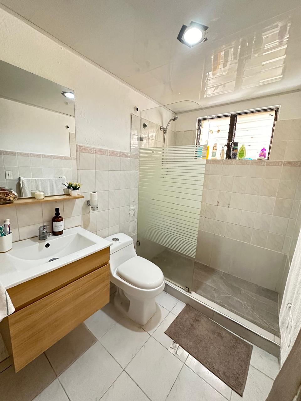 Apartamento en tercer piso de dos habitaciones y dos baños en Gascue  Foto 7244343-4.jpg