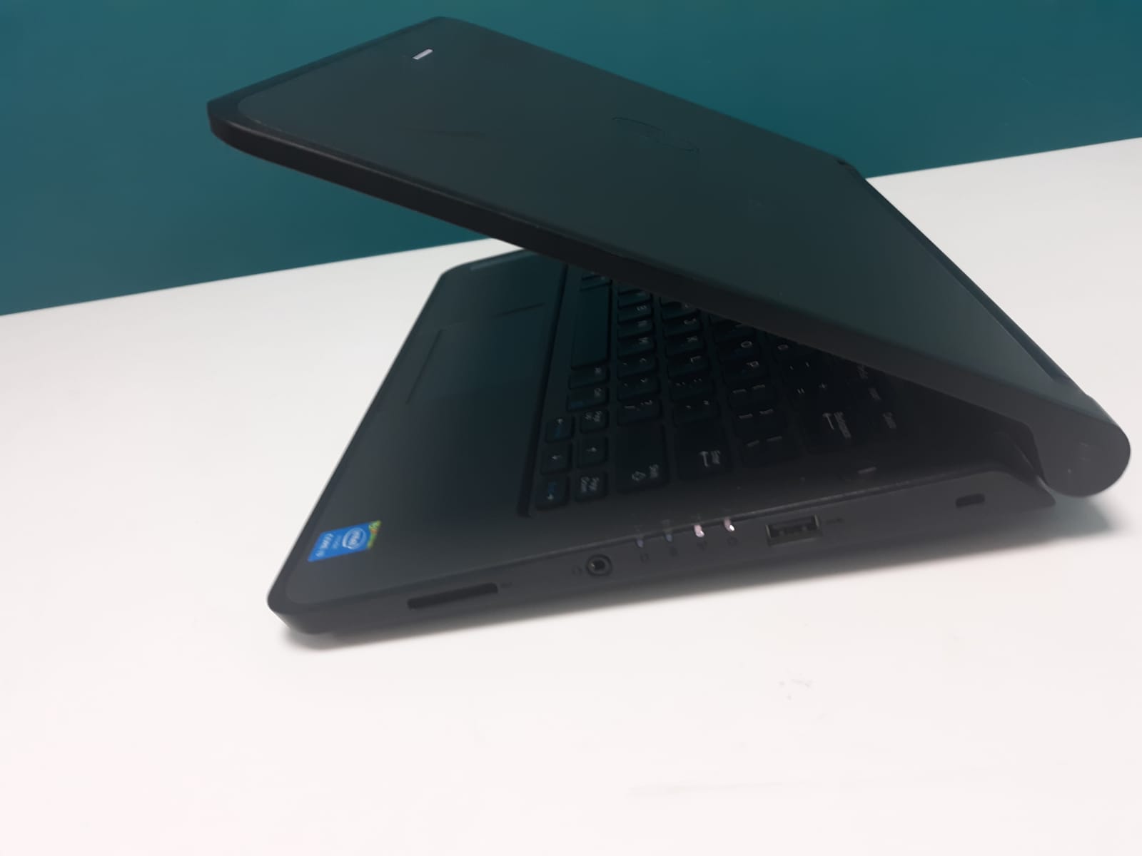 Laptop Dell Latitude 3350 / 5th Gen Intel Core i3 / 4GB DDR3 / 128GB S Foto 7244366-1.jpg