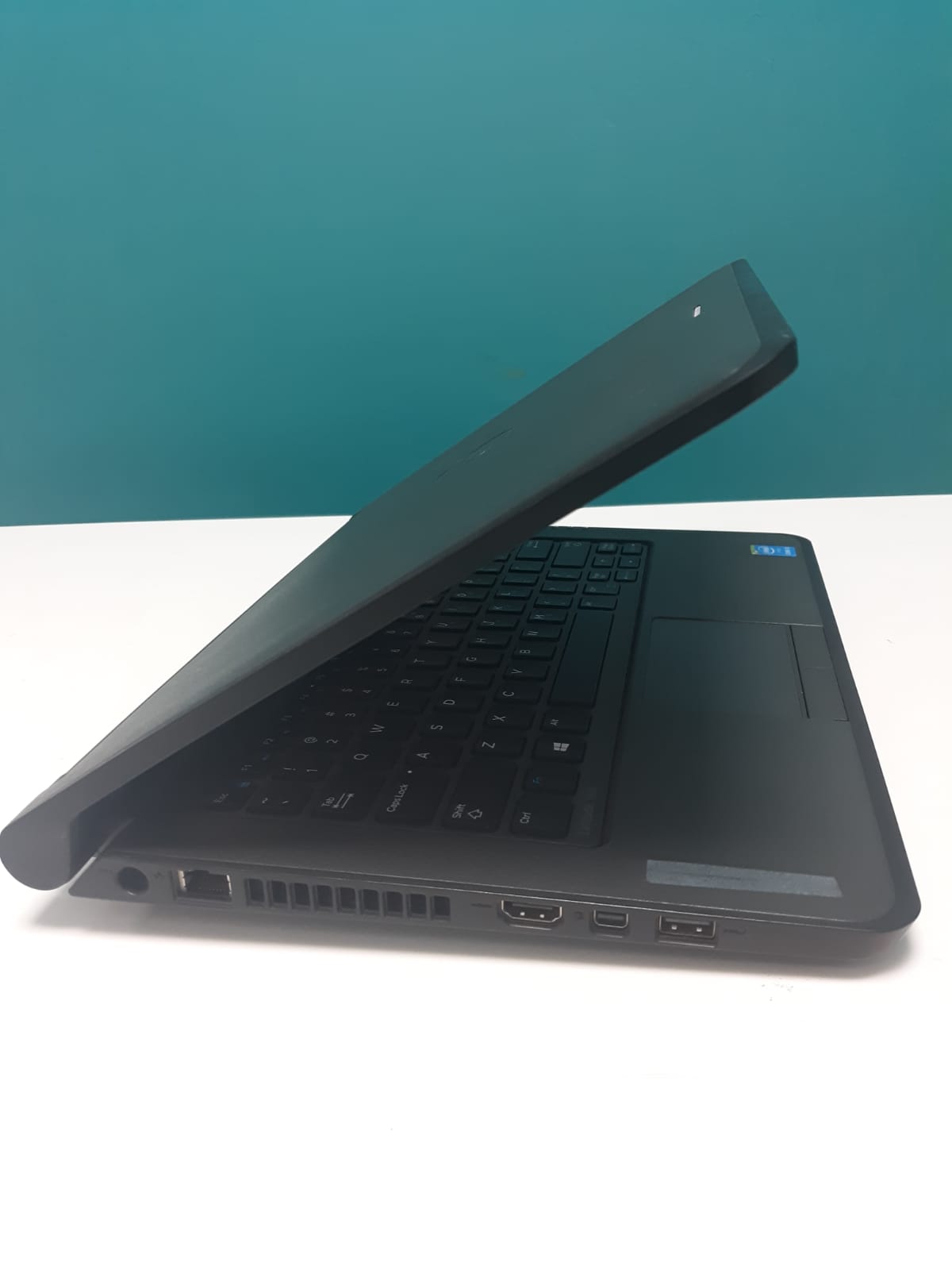 Laptop Dell Latitude 3350 / 5th Gen Intel Core i3 / 4GB DDR3 / 128GB S Foto 7244366-2.jpg