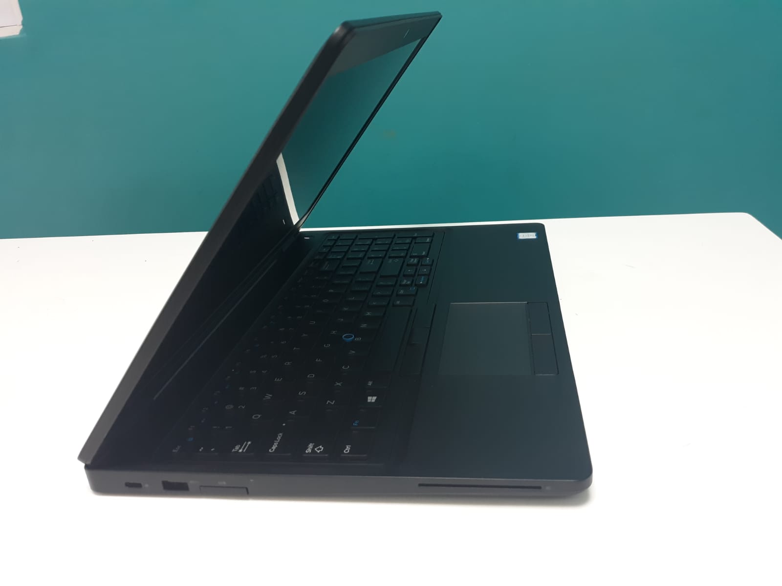 Laptop Dell Latitude 5590 / 7th Gen Intel Core i5 / 16GB DDR4 / 512GB  Foto 7244715-2.jpg