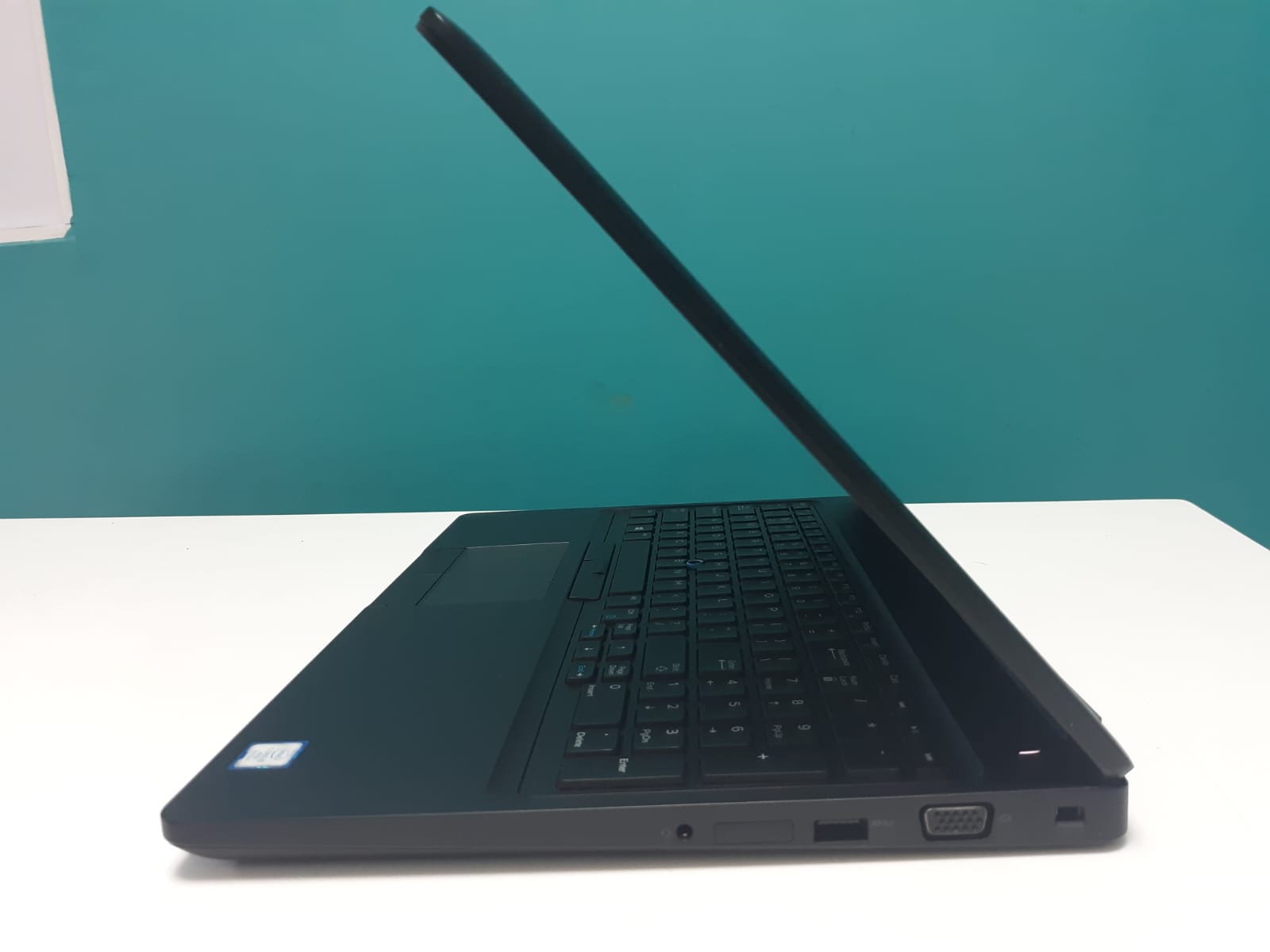 Laptop Dell Latitude 5590 / 7th Gen Intel Core i5 / 16GB DDR4 / 512GB  Foto 7244715-3.jpg