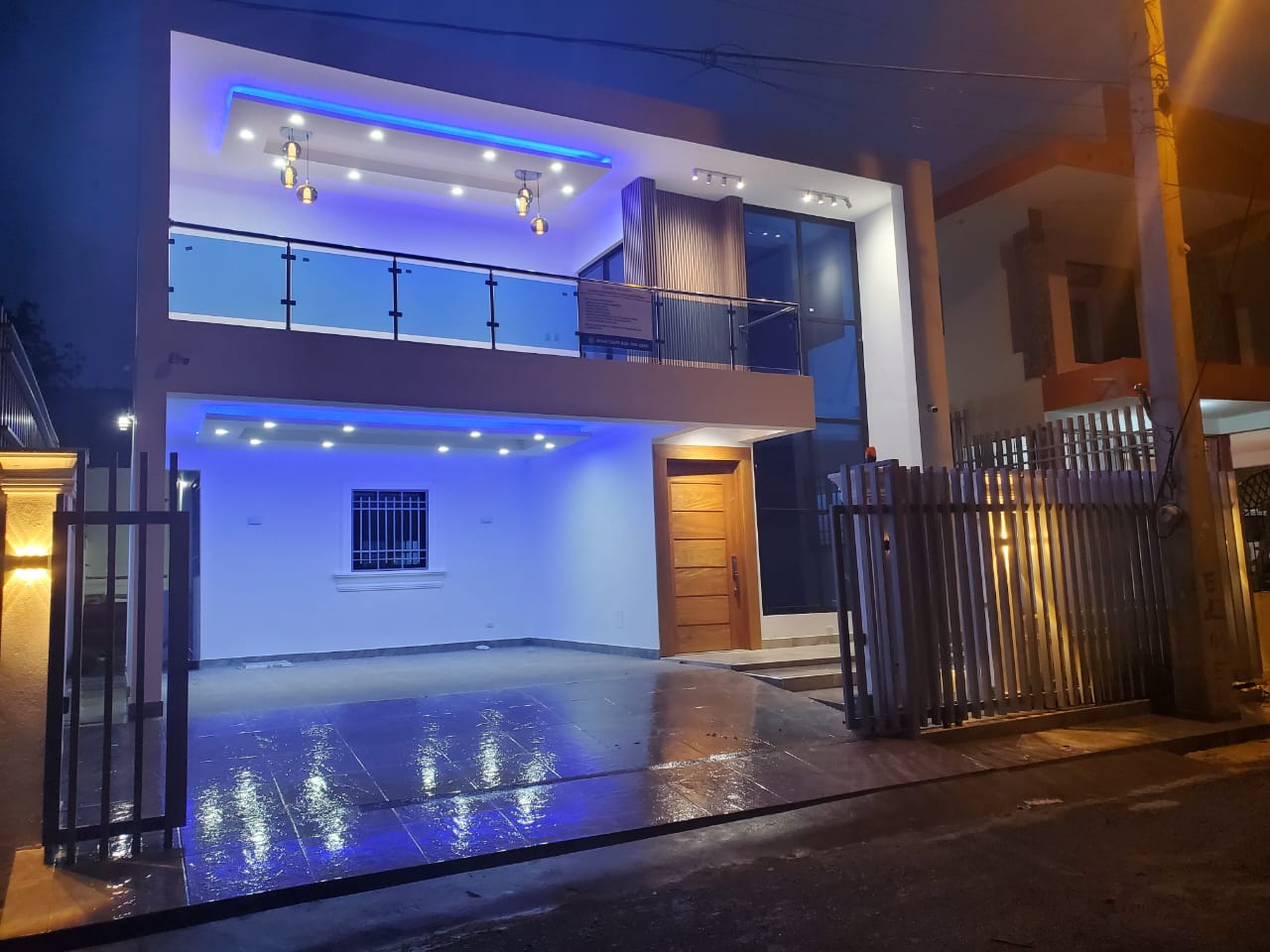 Casa moderna de 250 m en dos niveles Urbanización Los Meras Foto 7244902-4.jpg