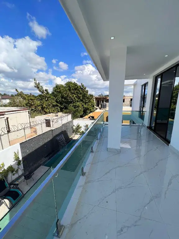 Casa cerca de Corona Plaza 4 hab piscina USD 460000 Foto 7245033-1.jpg