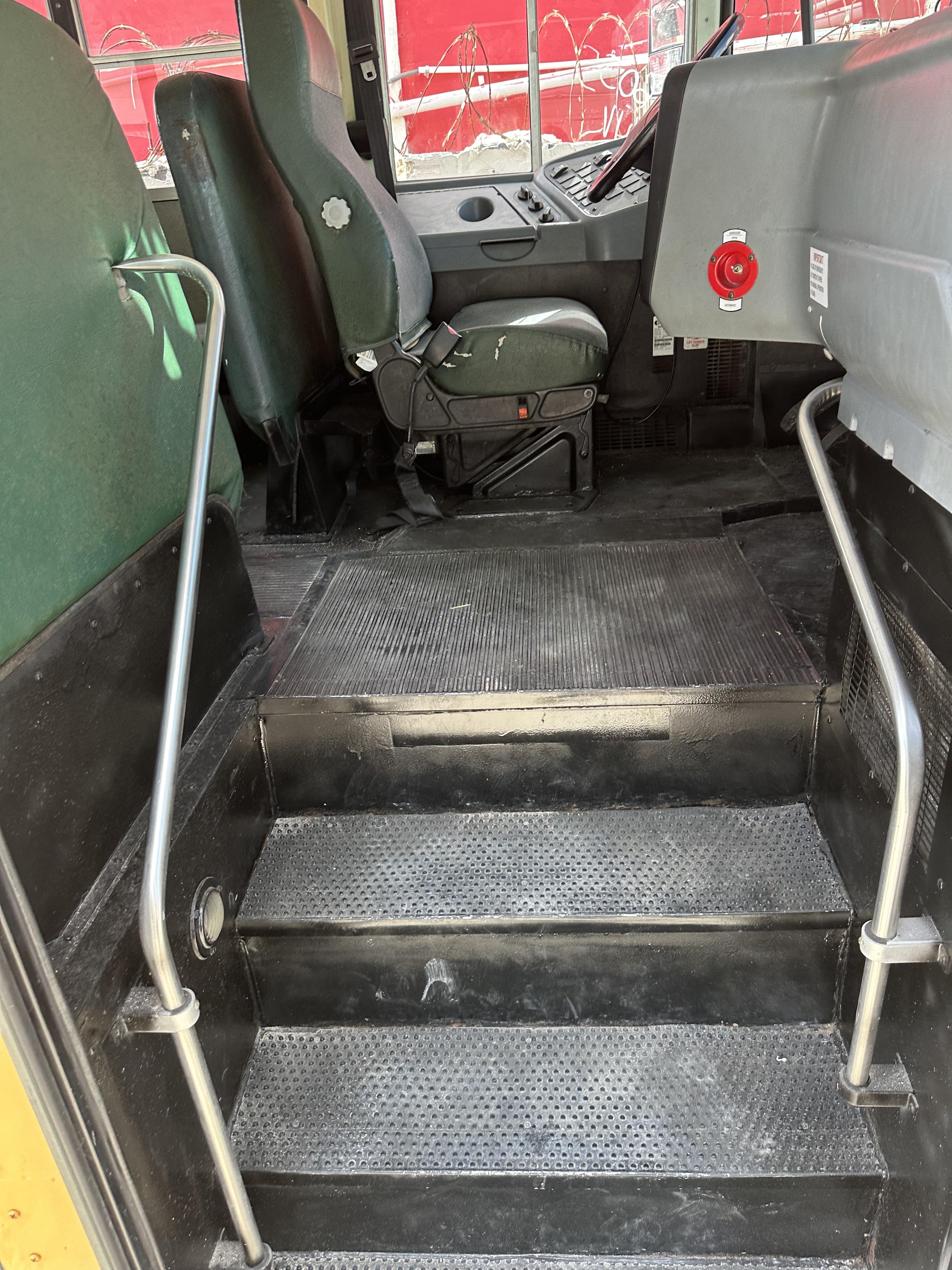 2010 BUS IC CORPORATION 3000 CE DIESEL 6.4L 8 CILINDROS Foto 7245602-5.jpg