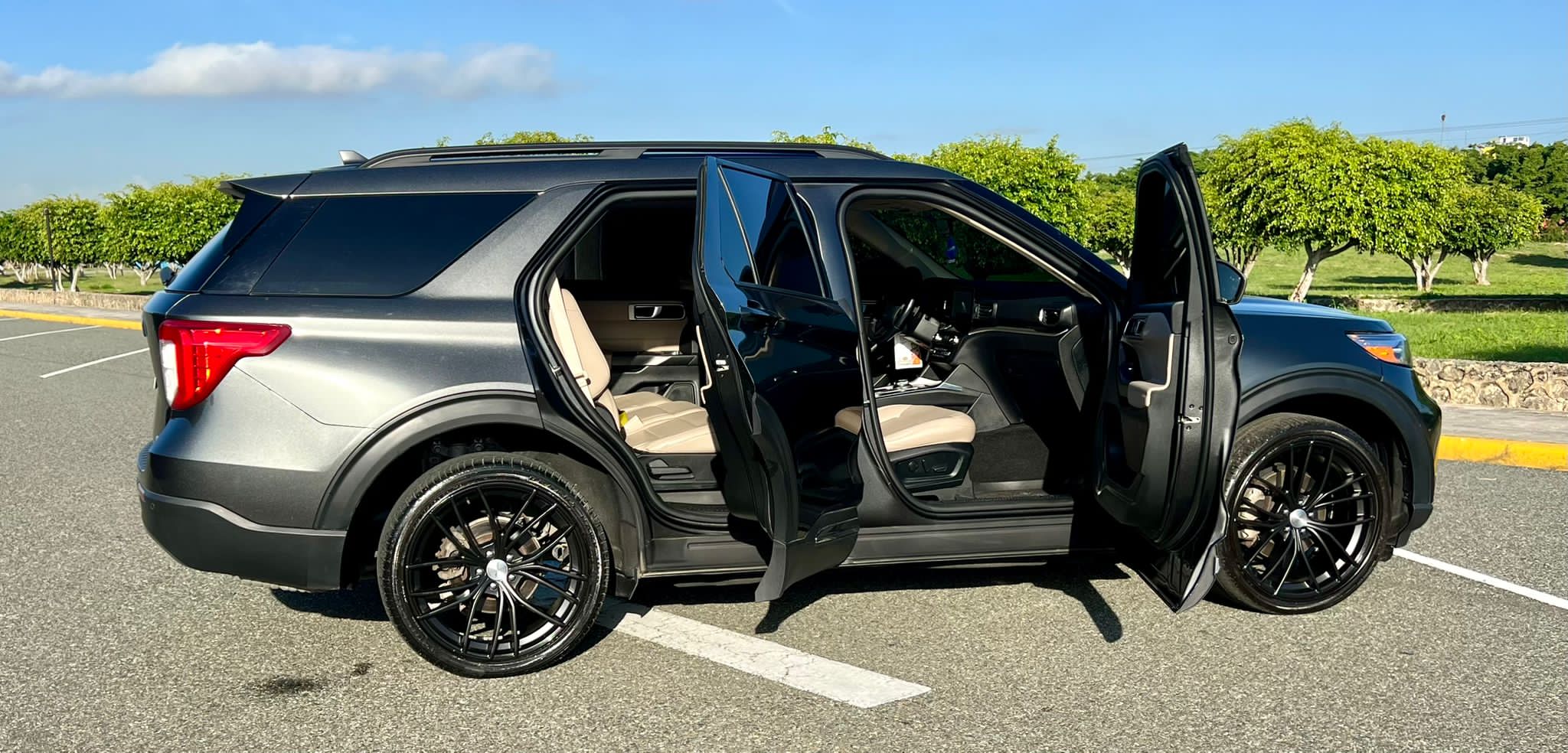 FORD EXPLORER XLT 4X4 2020 CLEAN TITLE en Santo Domingo DN Foto 7245888-3.jpg