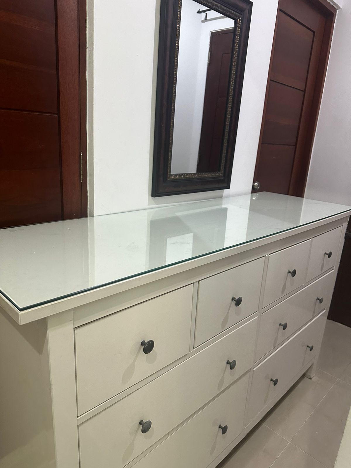 Un cómodo y clásico gavetero de madera maciza que combina un diseño tr Foto 7246254-2.jpg