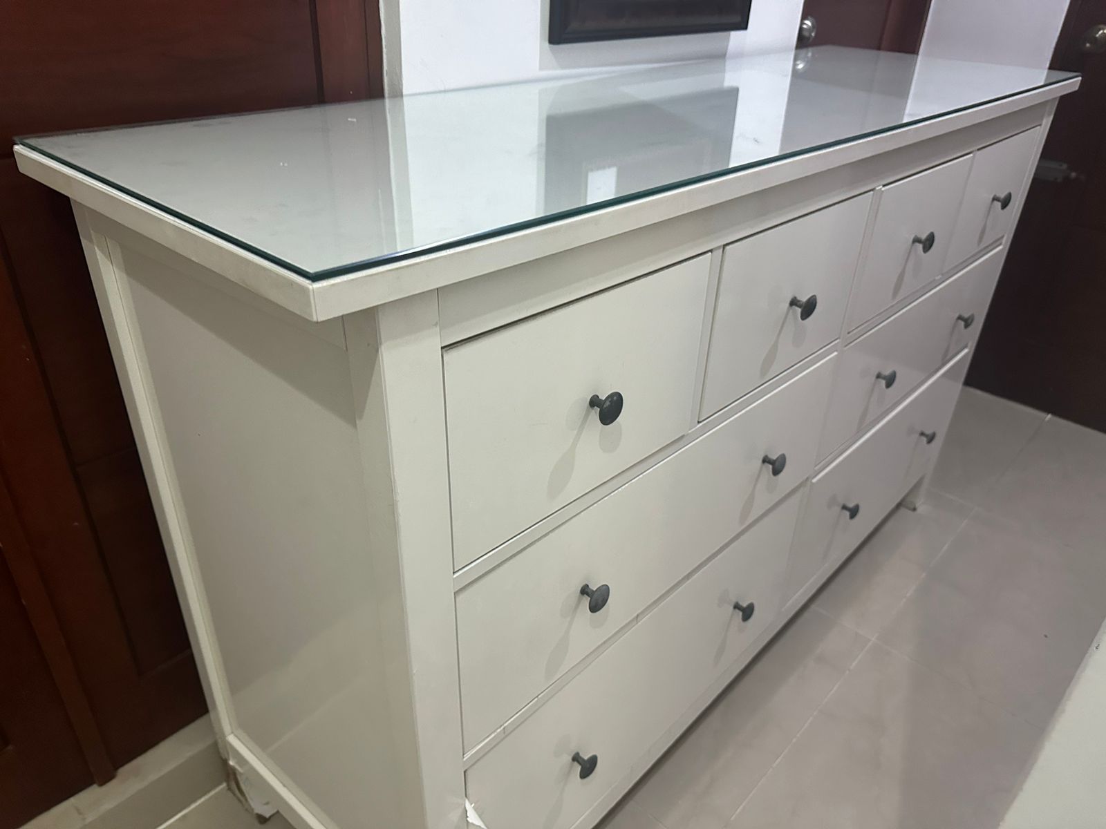 Un cómodo y clásico gavetero de madera maciza que combina un diseño tr Foto 7246254-3.jpg