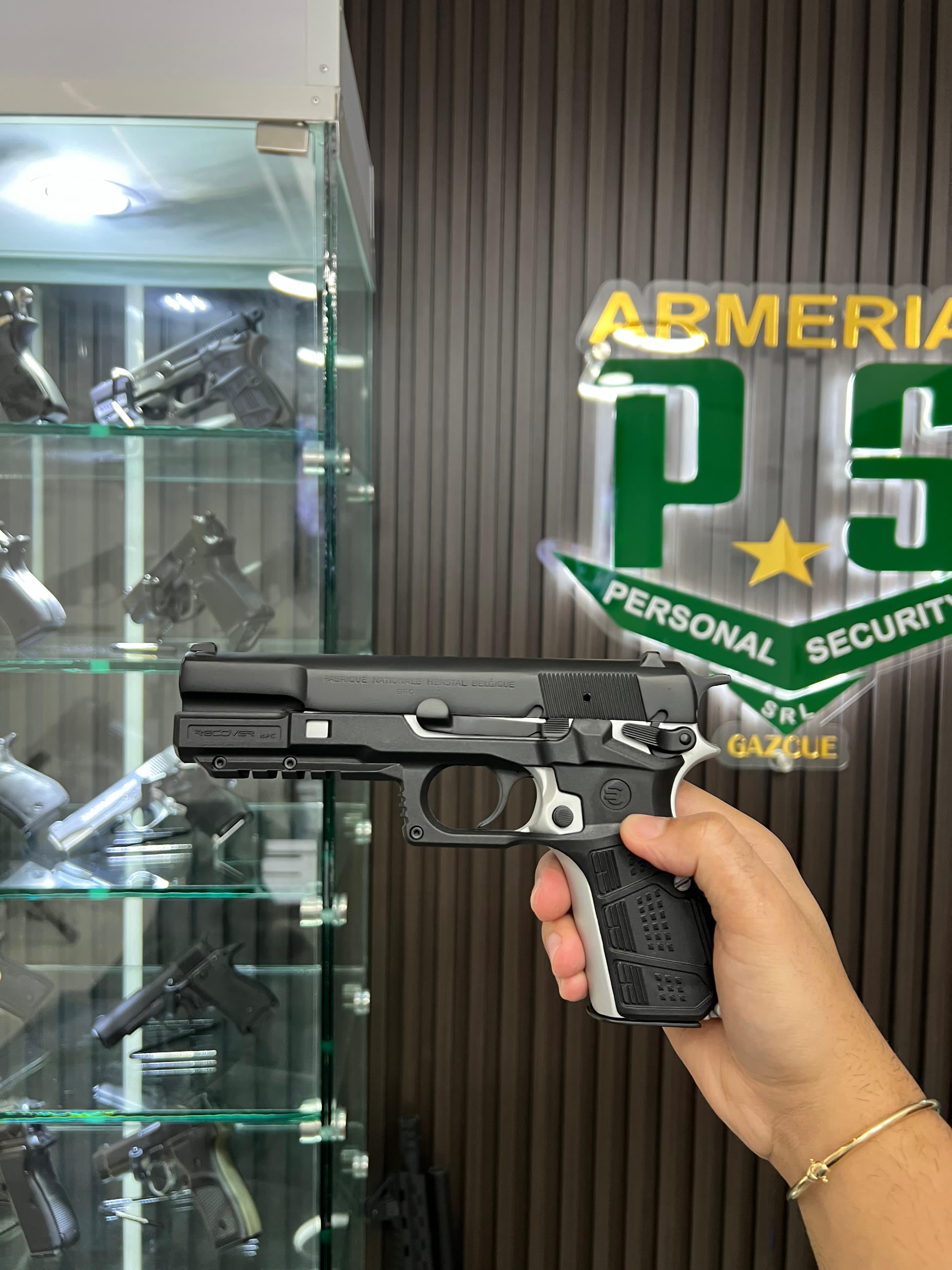 versión personalizada de la Browning Hi-Power un modelo clásico en cal Foto 7247075-2.jpg