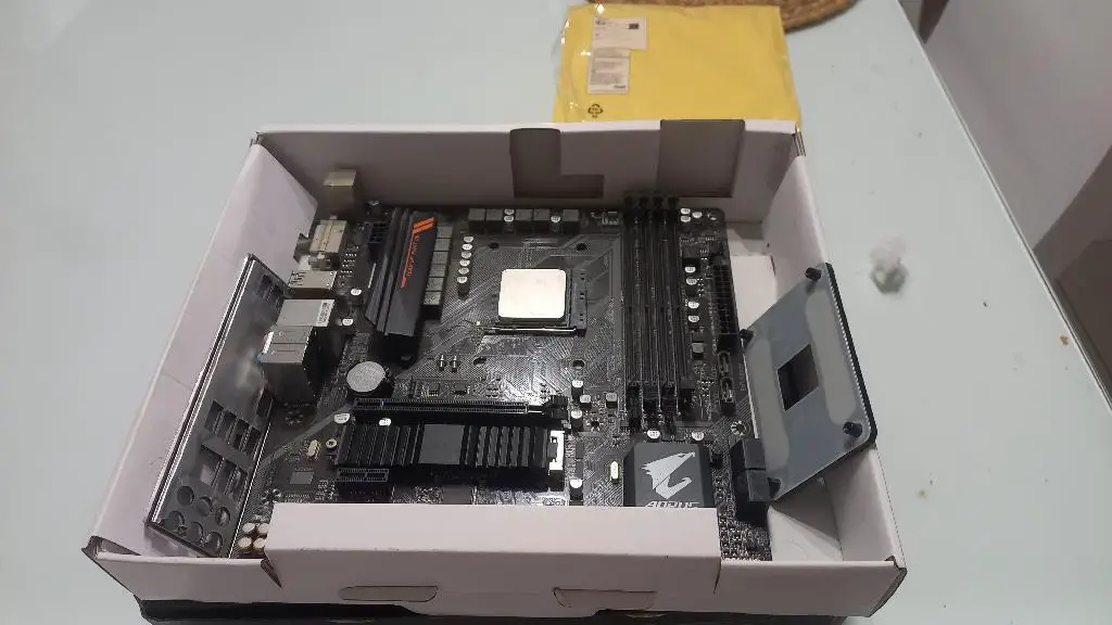Placa madre Gigabyte B450 Aorus M con procesador AMD Ryzen 5 2600 con  Foto 7247977-1.jpg