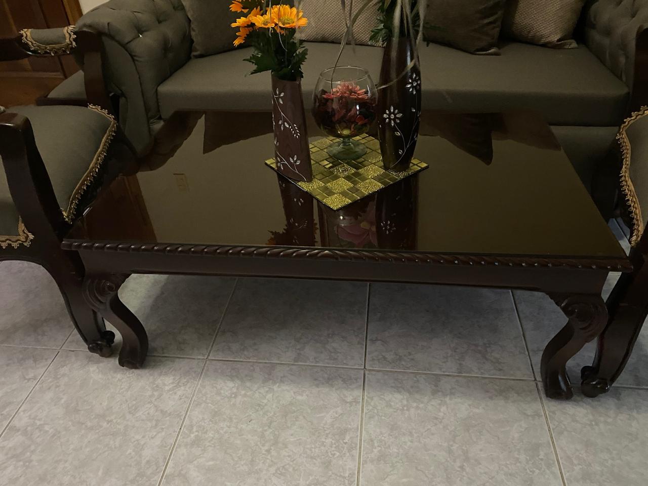 Vendo Juego de Sala en Caoba con mesa de centro y mesa lateral Foto 7249159-3.jpg
