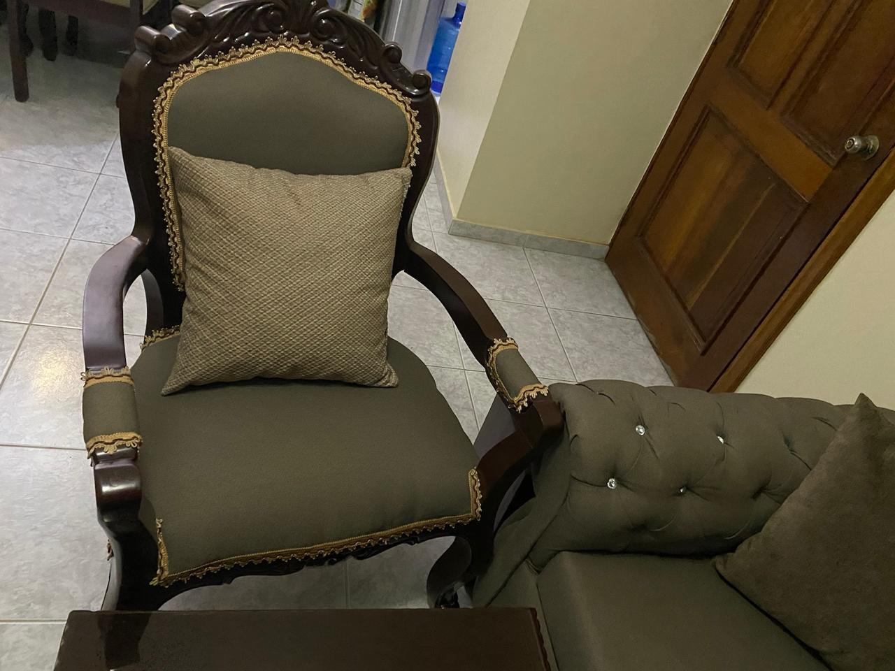 Vendo Juego de Sala en Caoba con mesa de centro y mesa lateral Foto 7249159-4.jpg