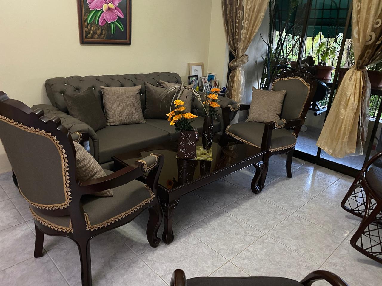 Vendo Juego de Sala en Caoba con mesa de centro y mesa lateral Foto 7249159-6.jpg