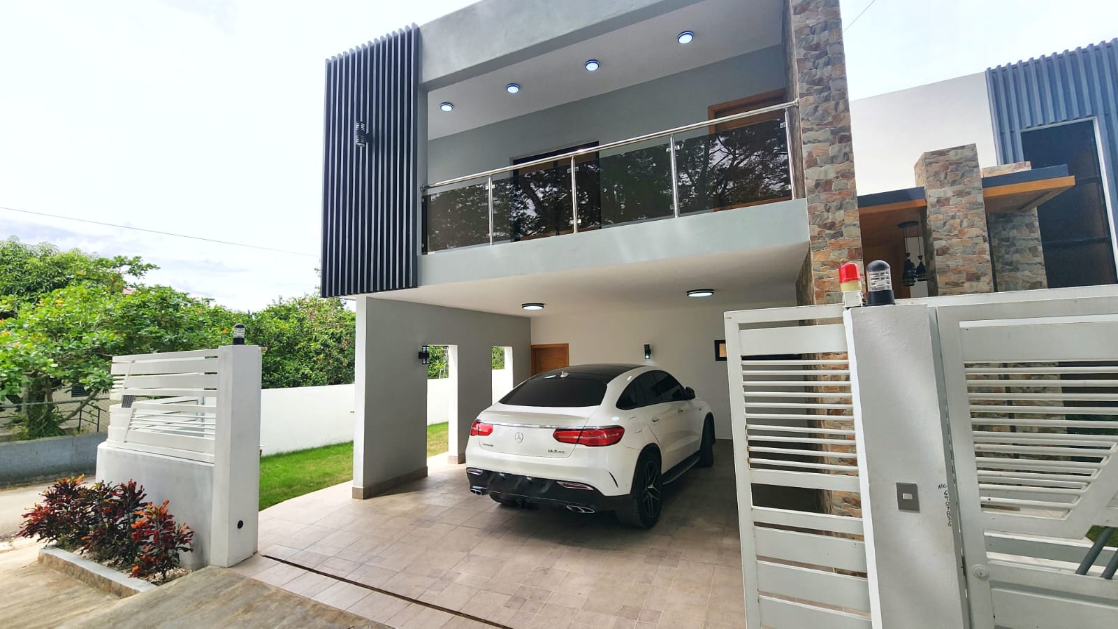 Vendo Majestuosa Casa moderna en Jarabacoa  A 2 minutos del pueblo  Foto 7251064-2.jpg