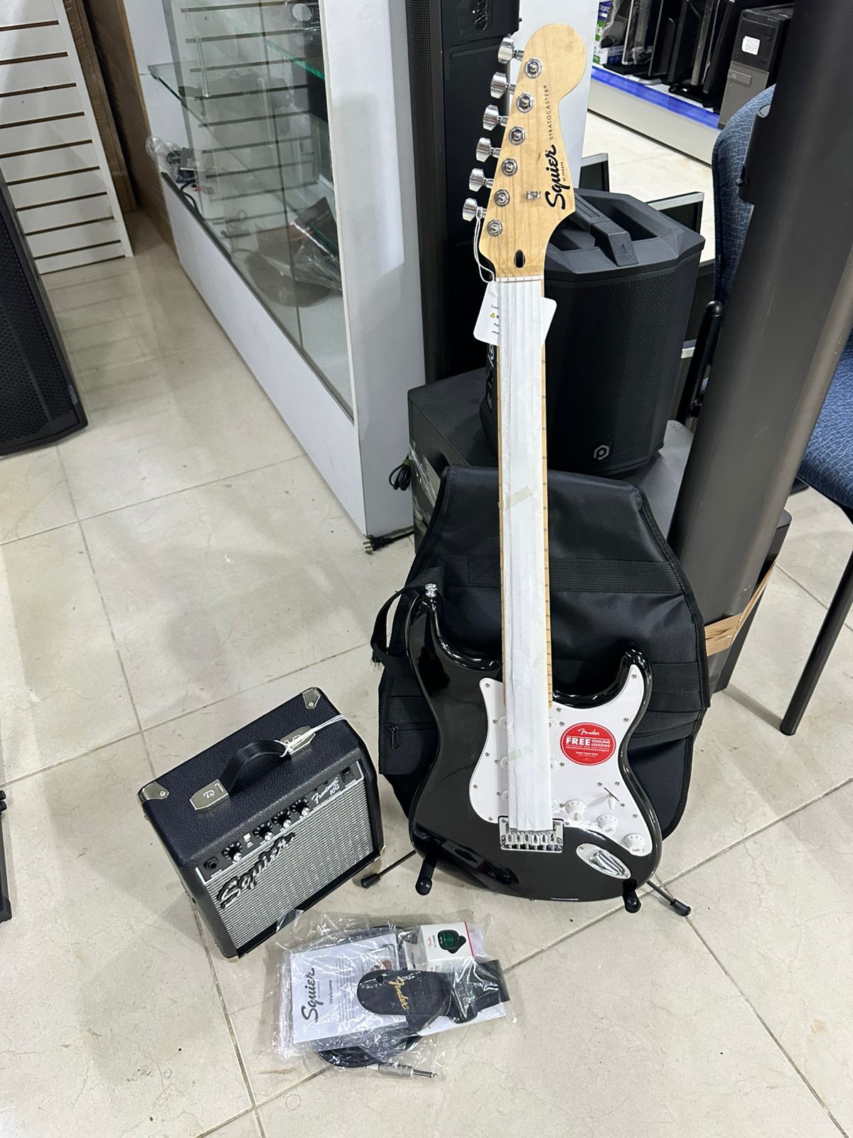 KIT GUITARRA ELECTRICA SQUIER BY FENDER STRATOCASTER Foto 7253278-1.jpg