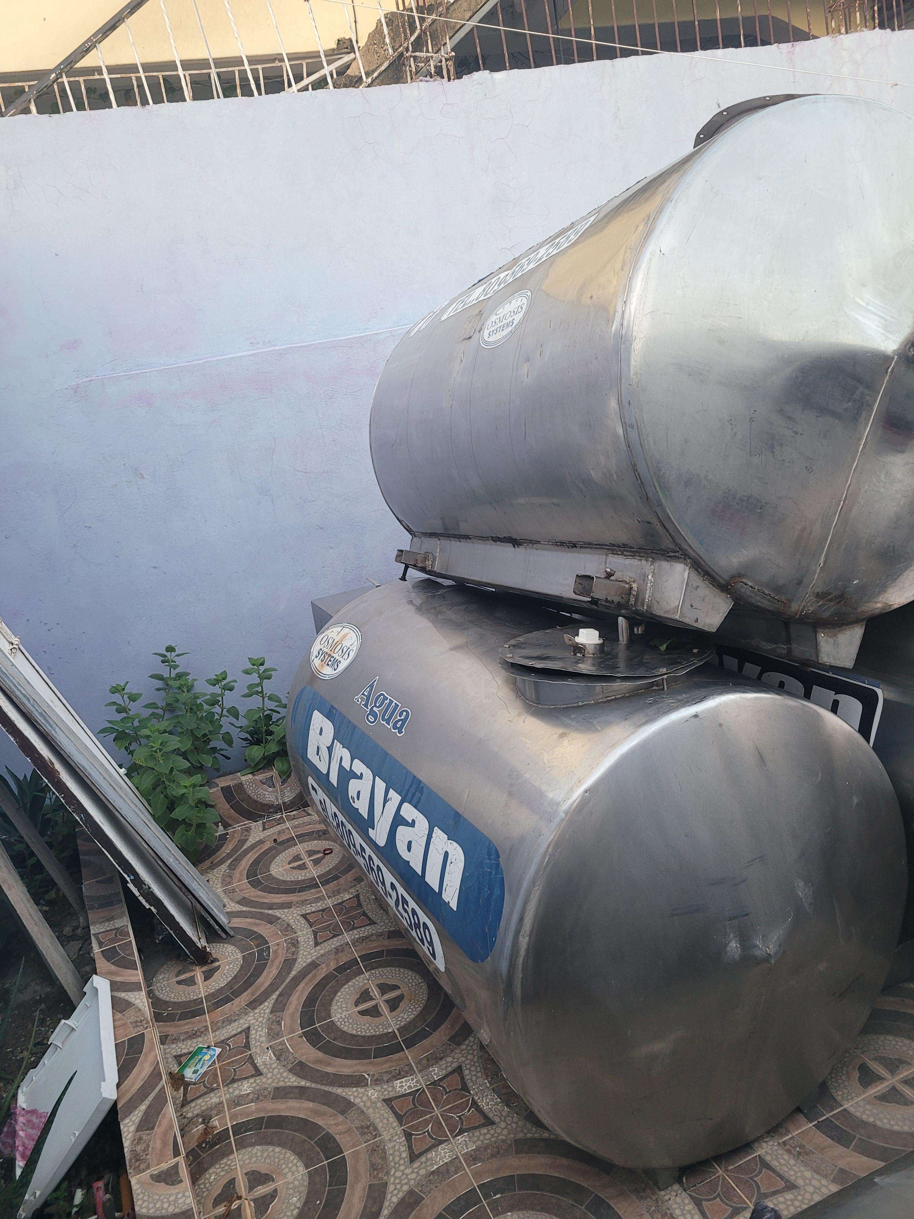 Vendo tanque de acero inoxidable leea debajo Foto 7253749-10.jpg