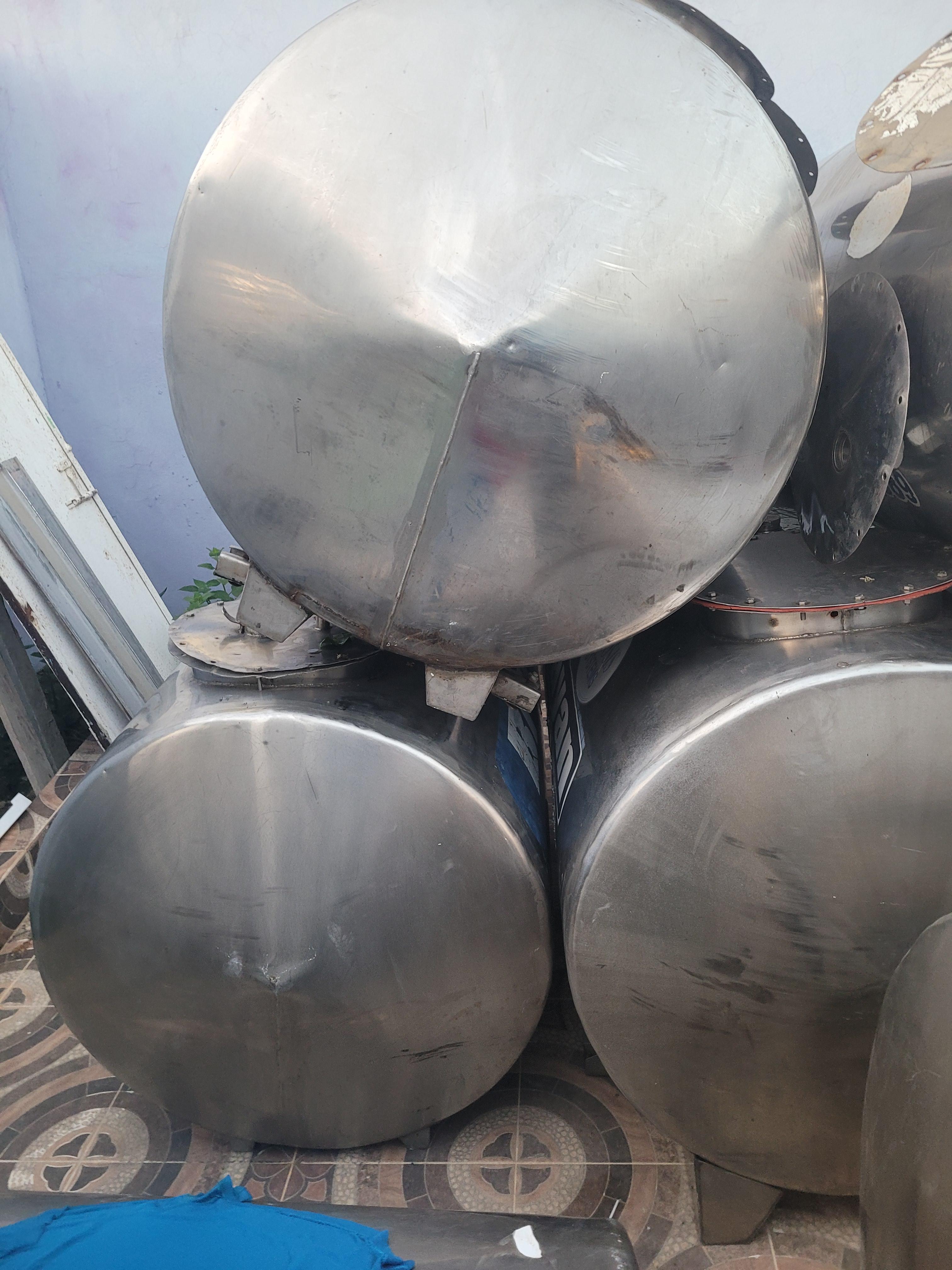 Vendo tanque de acero inoxidable leea debajo Foto 7253749-11.jpg