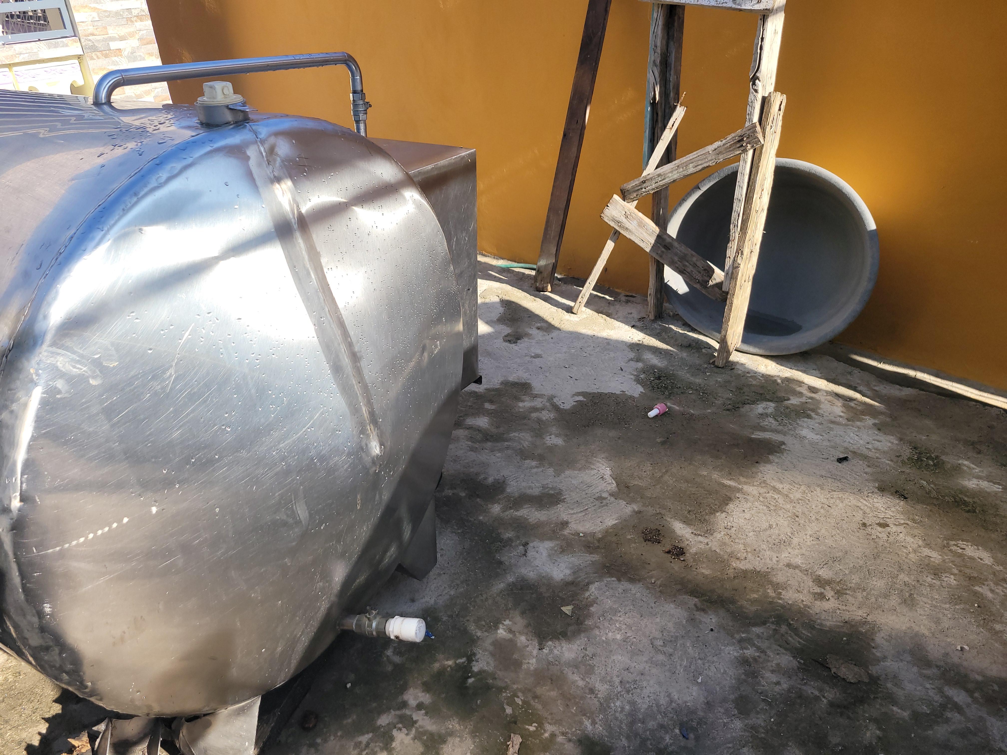 Vendo tanque de acero inoxidable leea debajo Foto 7253749-4.jpg
