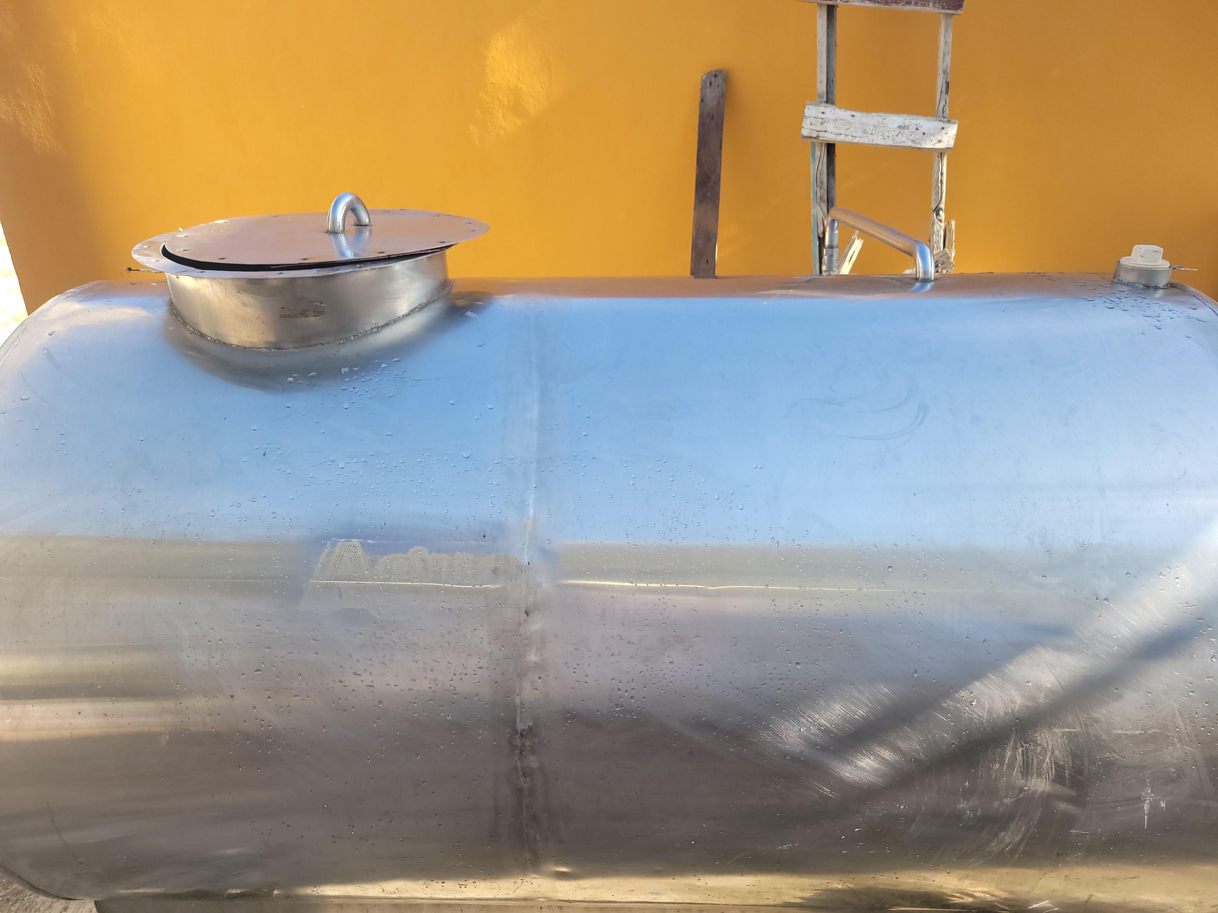 Vendo tanque de acero inoxidable leea debajo Foto 7253749-5.jpg