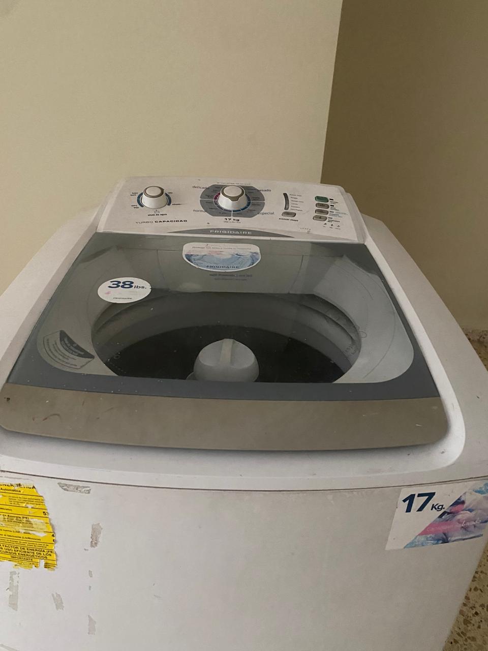 Se vende lavadora de 38 lbs 17 kg un solo dueño lo vendo porque me mud Foto 7253781-2.jpg