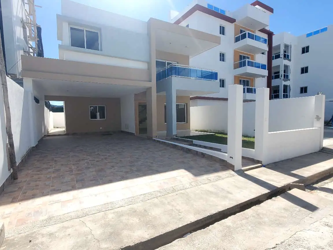 Casa Con Amplio Patio Trasero y marquesina para 4 vehículos Foto 7255328-1.jpg