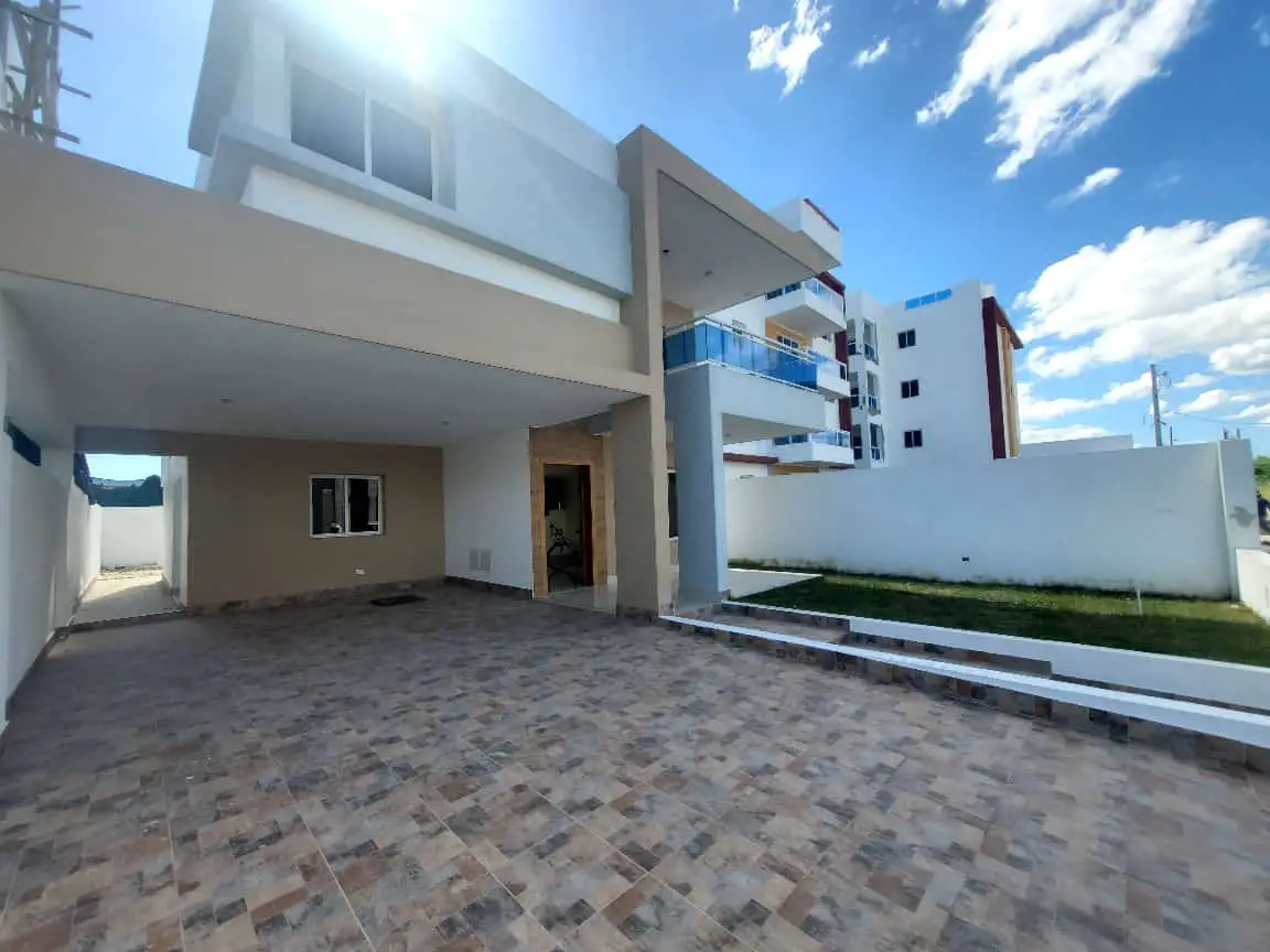 Casa Con Amplio Patio Trasero y marquesina para 4 vehículos Foto 7255328-2.jpg