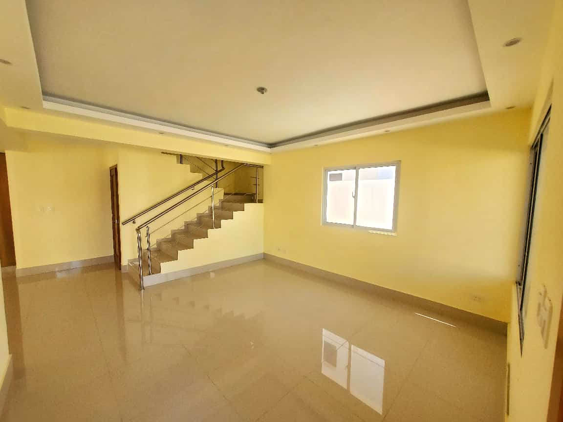 Casa Con Amplio Patio Trasero y marquesina para 4 vehículos Foto 7255328-3.jpg