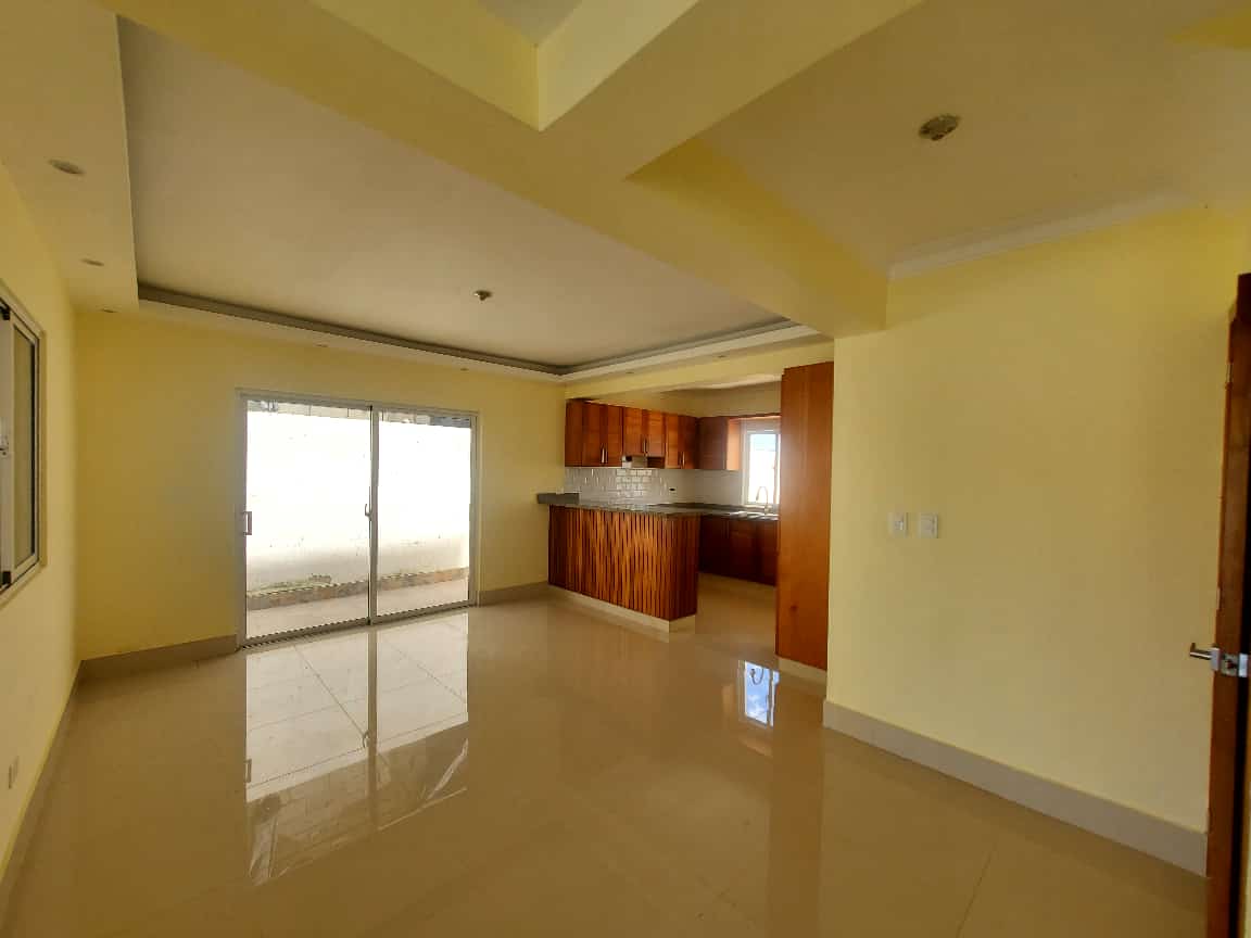 Casa Con Amplio Patio Trasero y marquesina para 4 vehículos Foto 7255328-4.jpg