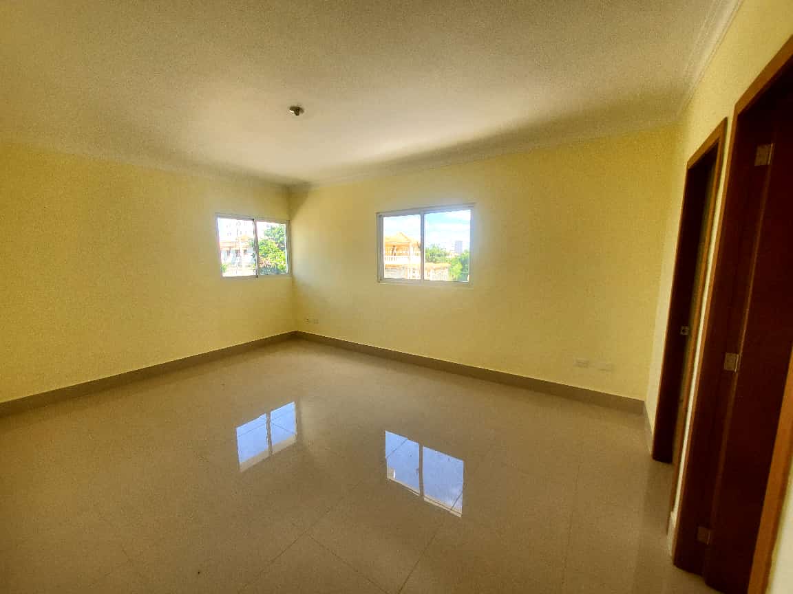 Casa Con Amplio Patio Trasero y marquesina para 4 vehículos Foto 7255328-7.jpg