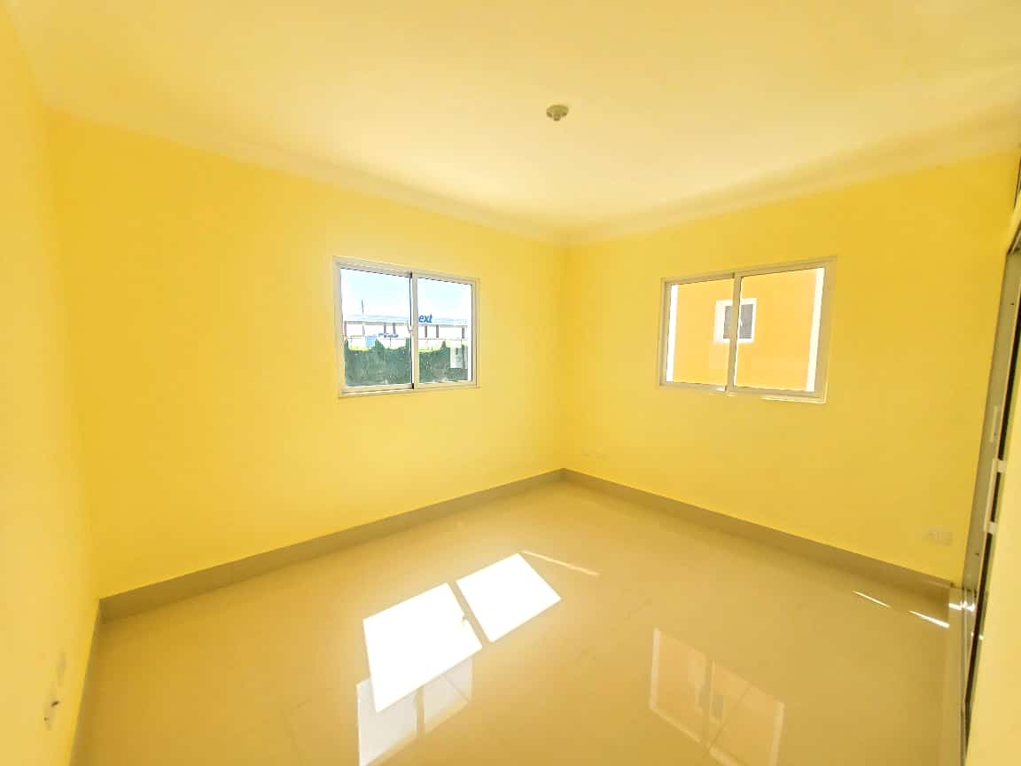 Casa Con Amplio Patio Trasero y marquesina para 4 vehículos Foto 7255328-8.jpg