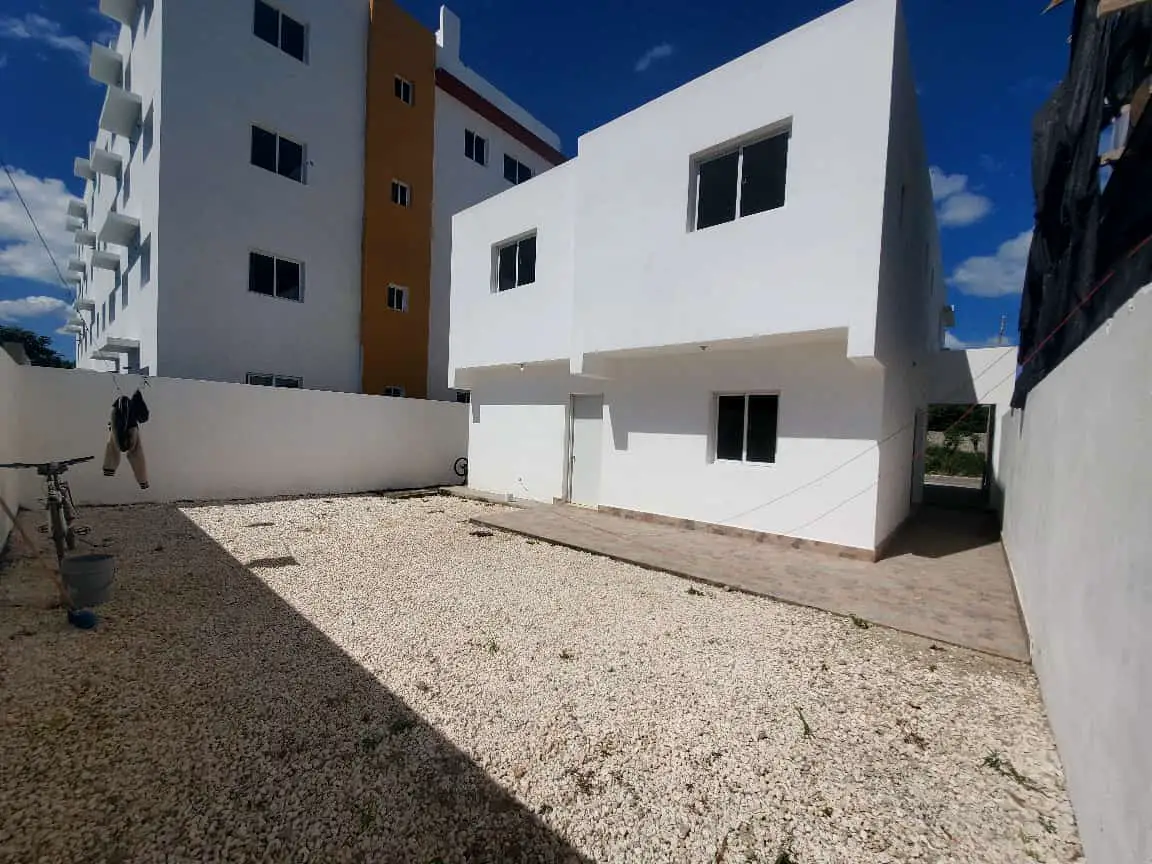 Casa Con Amplio Patio Trasero y marquesina para 4 vehículos Foto 7255328-9.jpg