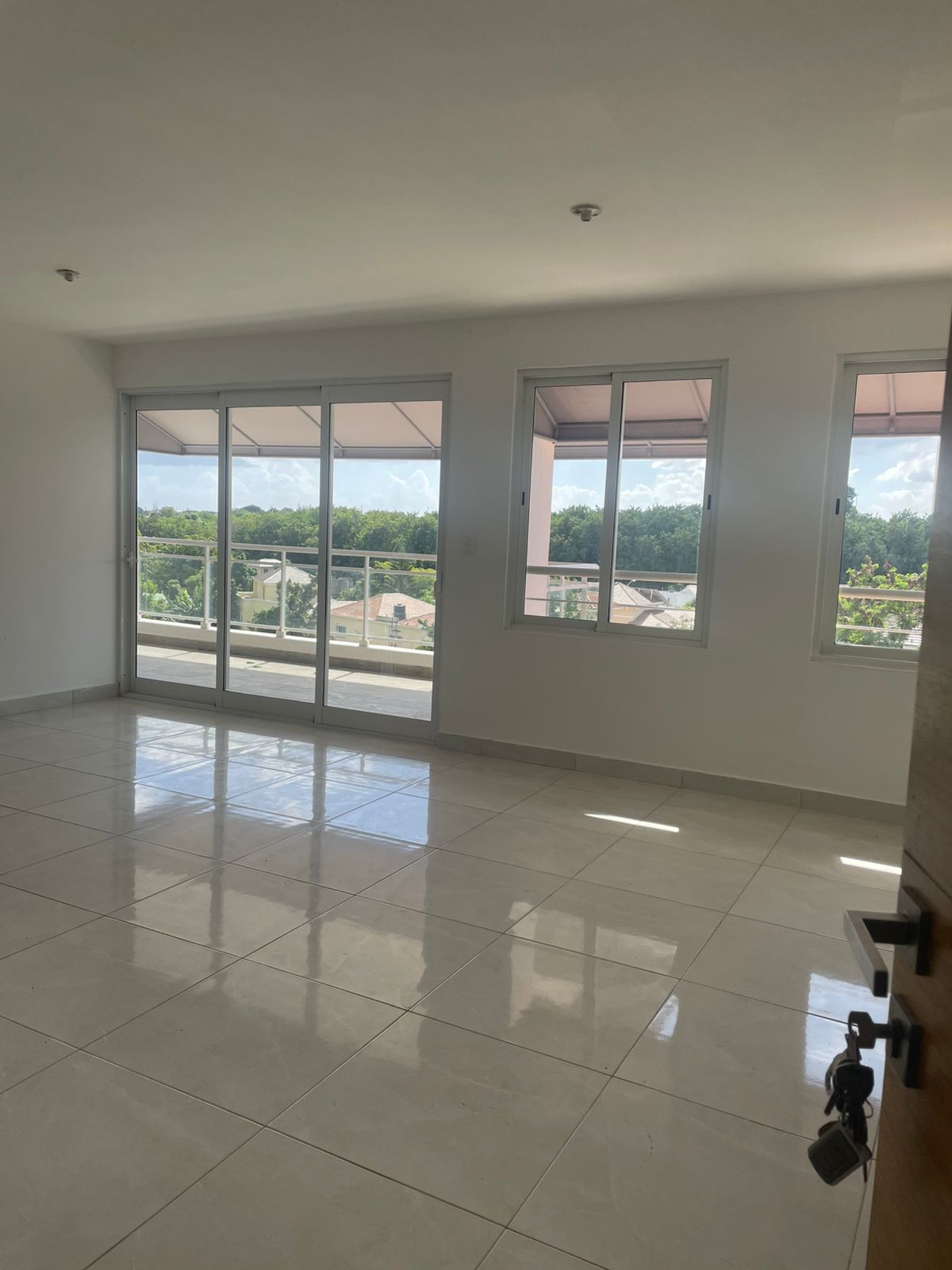 Apartamento en alquiler en la Av. Jacobo Majluta 3 habitaciones Foto 7257745-1.jpg