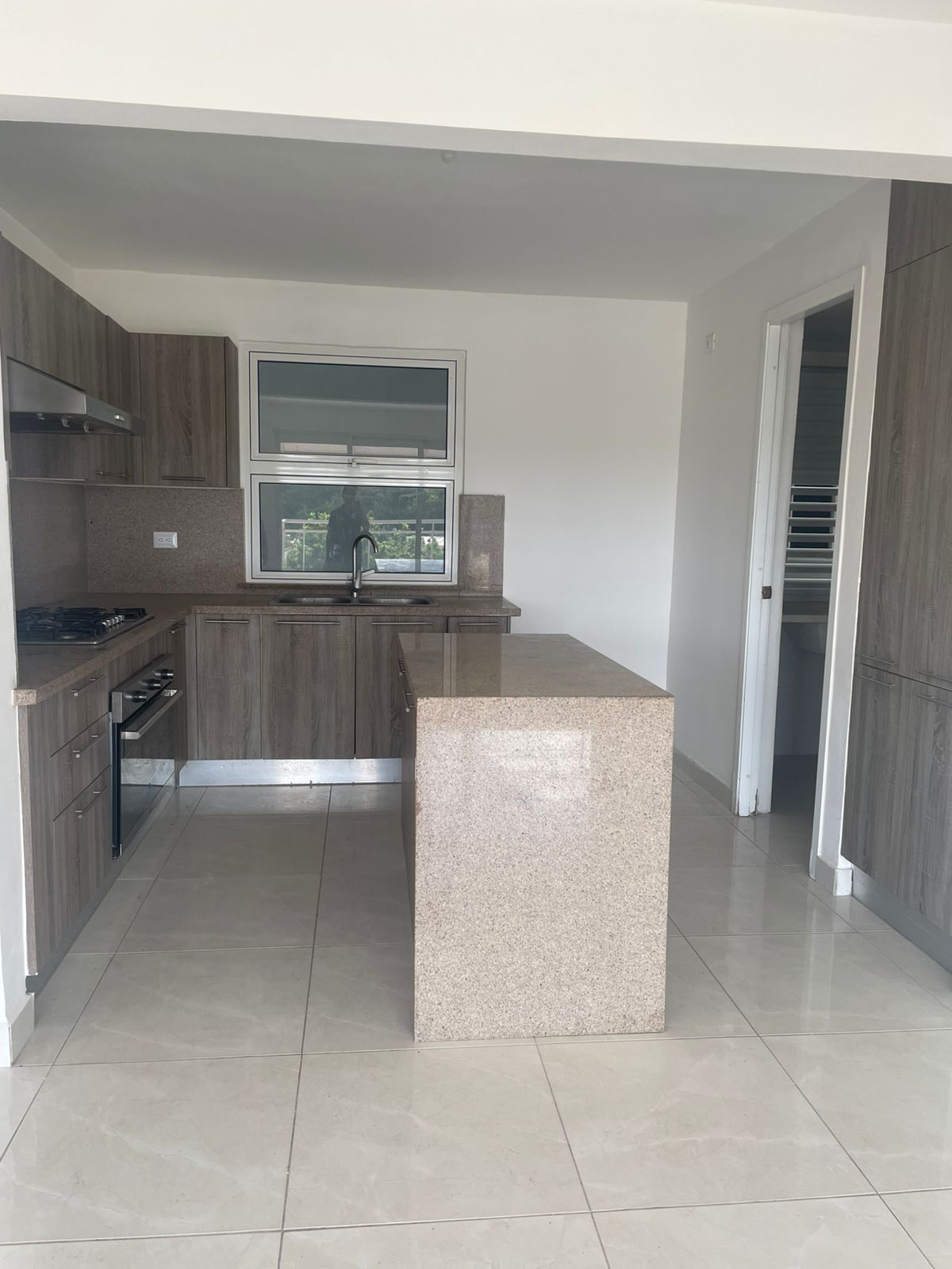 Apartamento en alquiler en la Av. Jacobo Majluta 3 habitaciones Foto 7257745-7.jpg