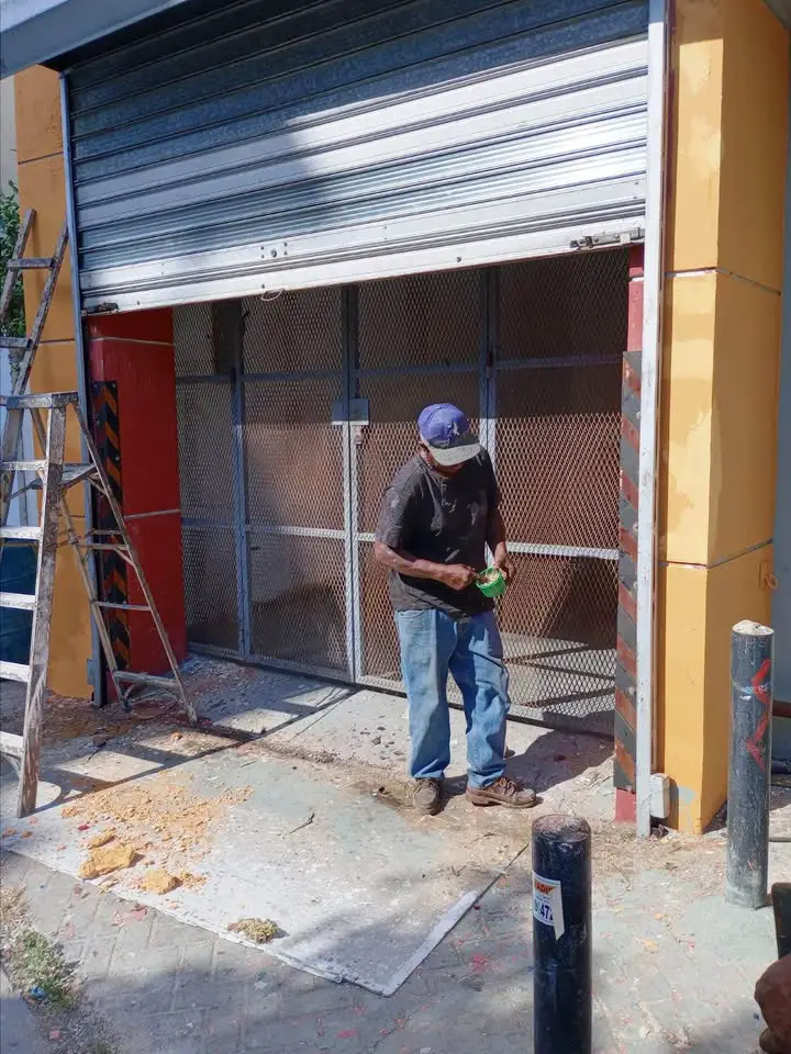 Realizamos toldos de tela aluminio y puertas enrollables. Foto 7258459-3.jpg
