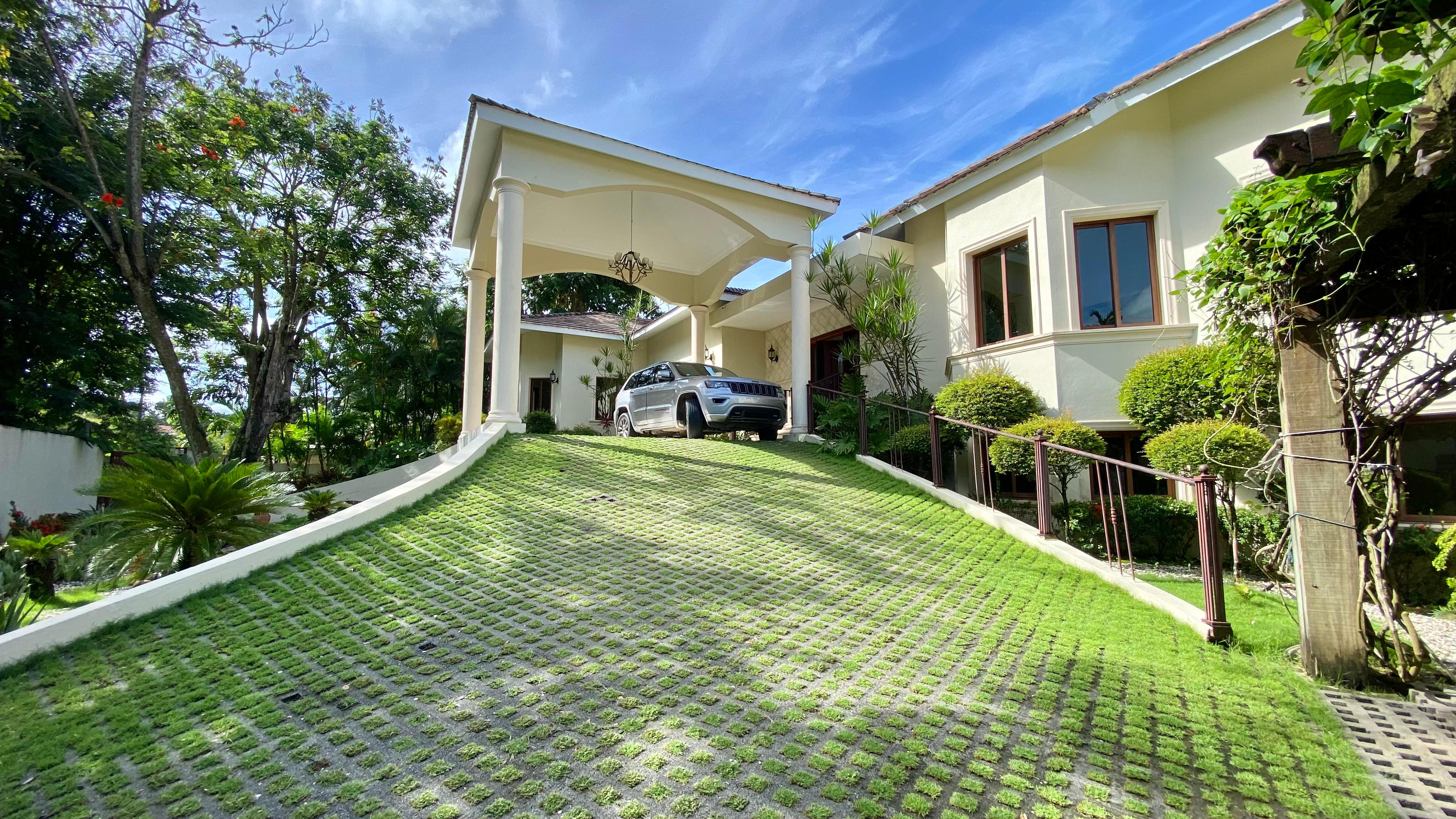 Vendo Imponente Mansión en Cuesta Hermosa II 5 HABS. 1000 Mts.2 Patio  Foto 7260219-15.jpg