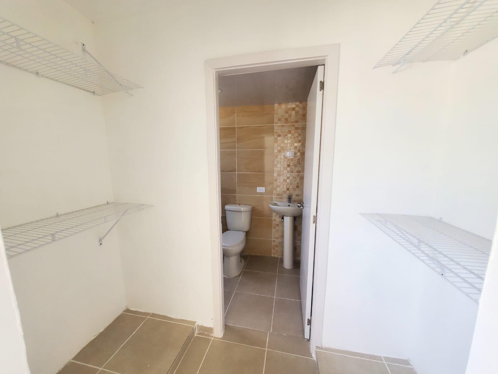  Apartamento primer piso listo para entrega con hierro y toldo 86 Mts2 Foto 7260313-6.jpg