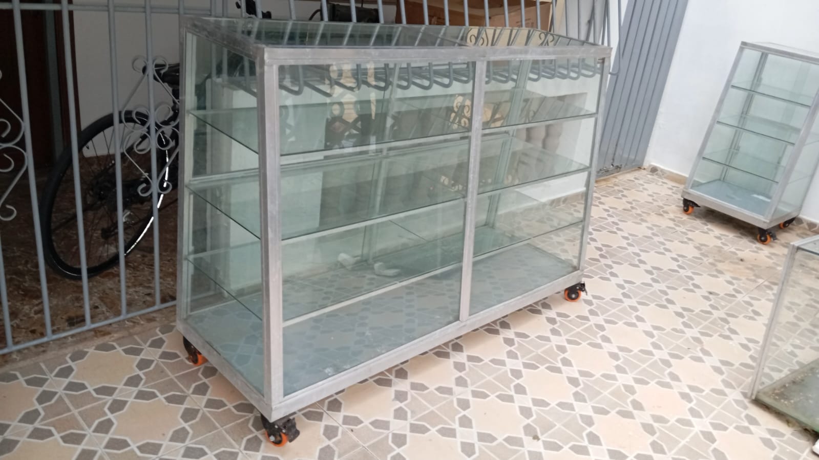 Vitrina alta gama con rueda de oportunidad  Foto 7261090-2.jpg