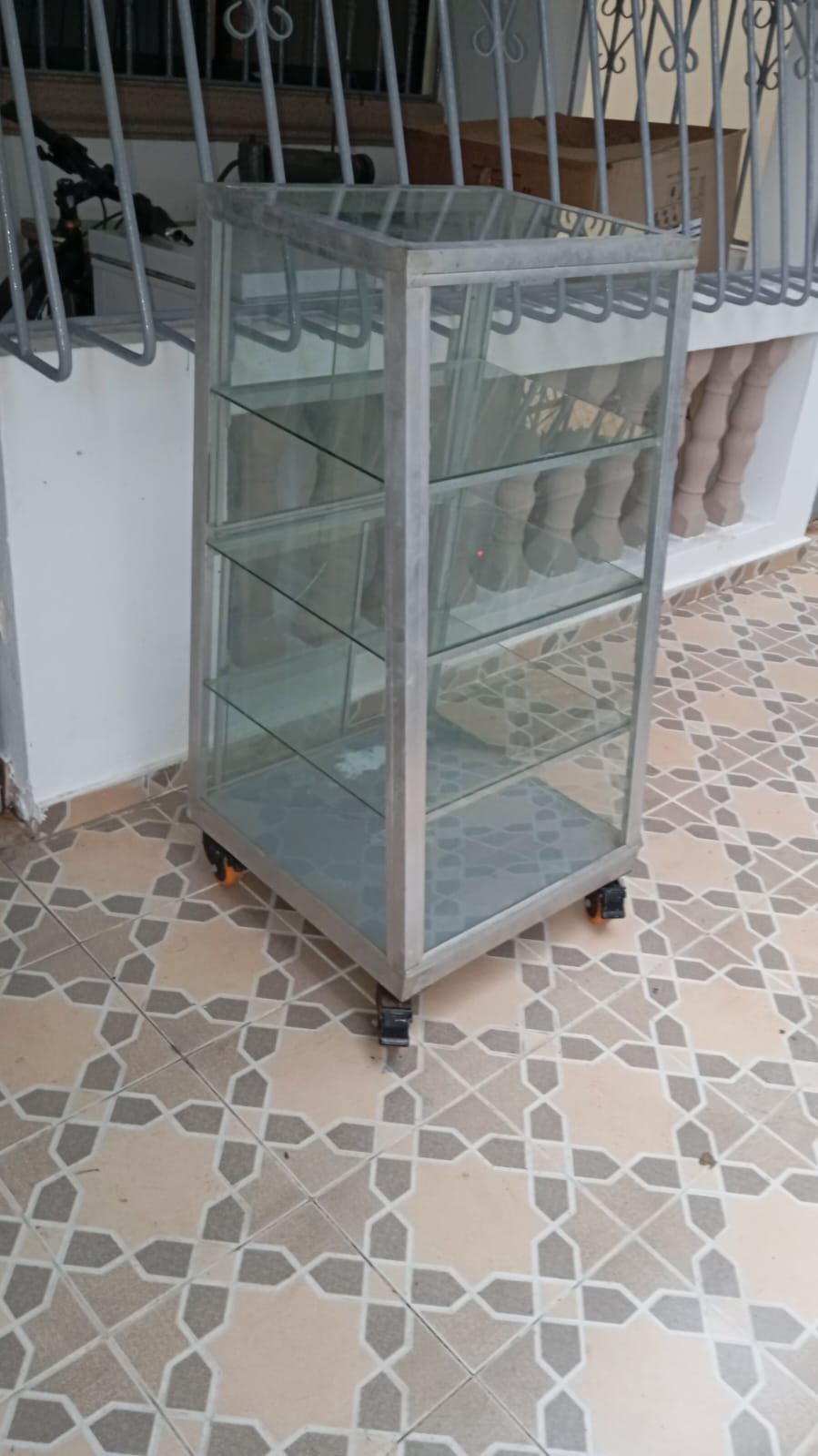 Vitrina alta gama con rueda de oportunidad Foto 7261091-2.jpg