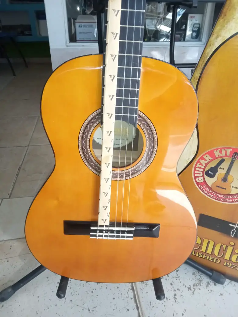 Guitarra Valencia Acústica con su  forro Foto 7261782-3.jpg