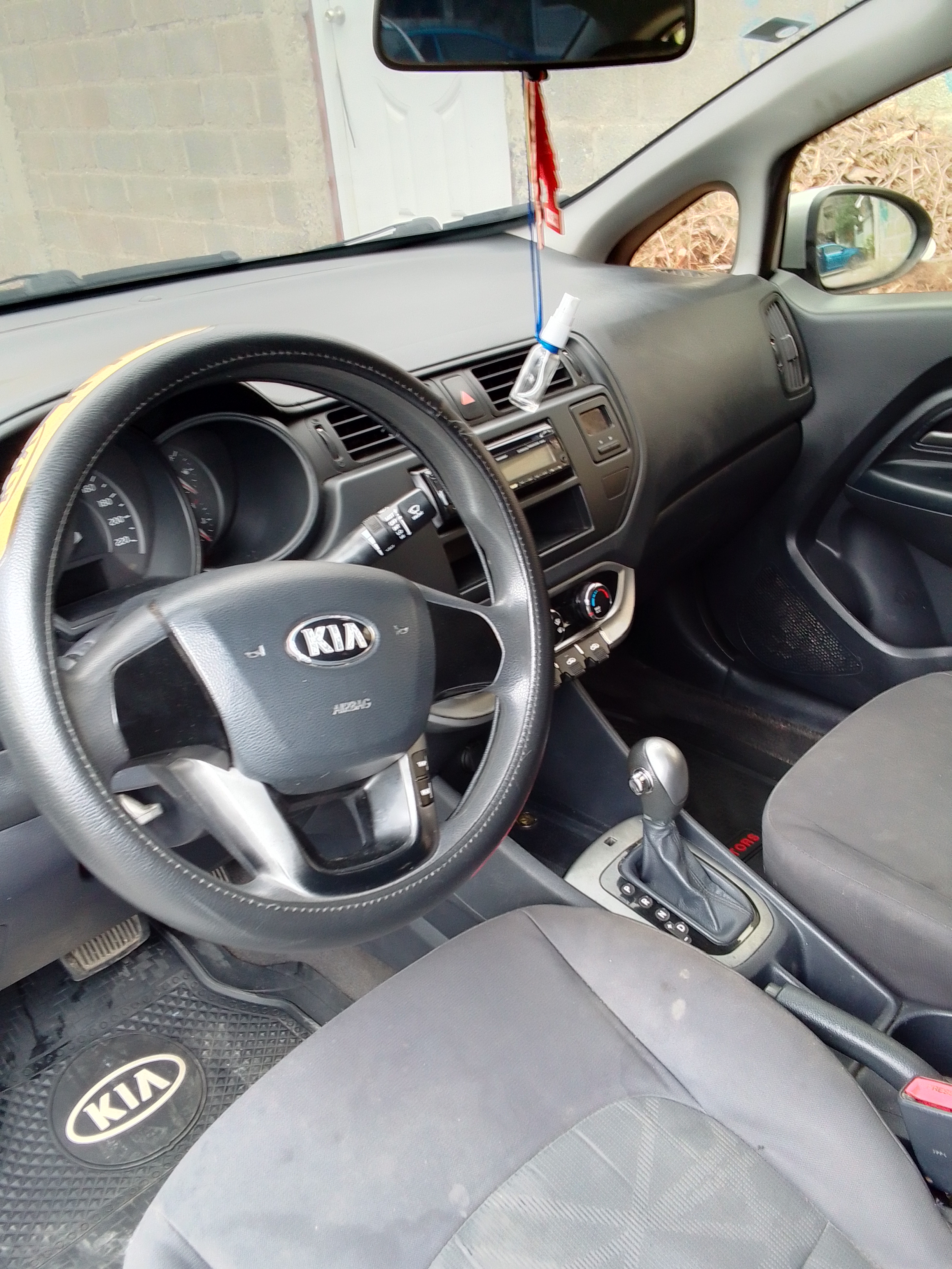 VENDO MI KIA RIO 2015 EN  465000 POR MOTIVO DE SUPERACION ESTA EN OPTI Foto 7262634-5.jpg