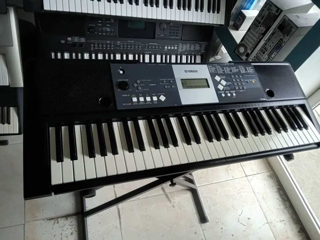 Piano Yamaha YPT-230  -61teclas  Foto 7263001-1.jpg