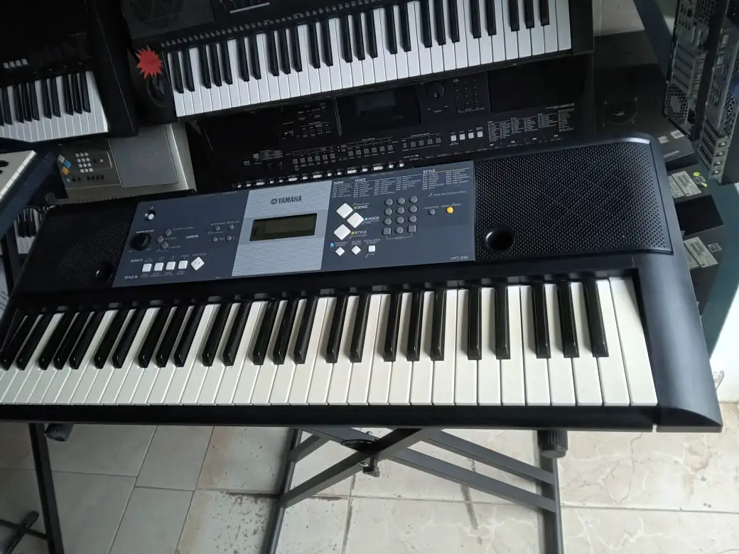 Piano Yamaha YPT-230  -61teclas  Foto 7263001-2.jpg