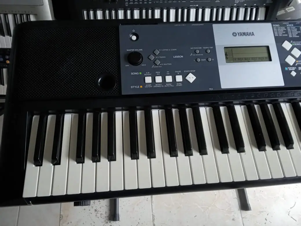 Piano Yamaha YPT-230  -61teclas  Foto 7263001-3.jpg