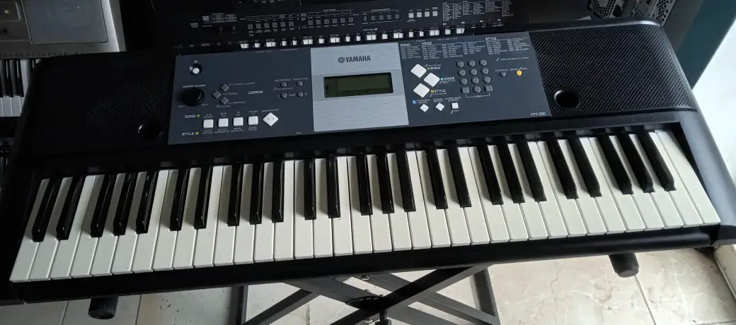 Piano Yamaha YPT-230  -61teclas  Foto 7263001-4.jpg