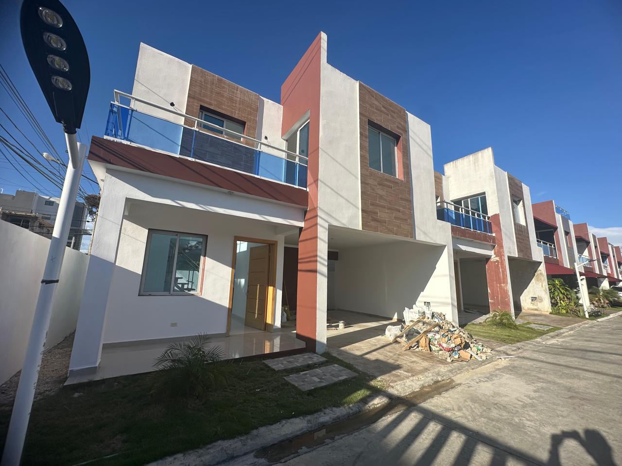 Moderna Casa con Jacuzzi en Brisa Oriental en Res. Cerrado Foto 7263494-1.jpg